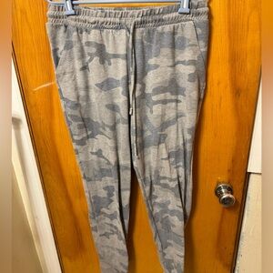 Know rose camo pants size XL
